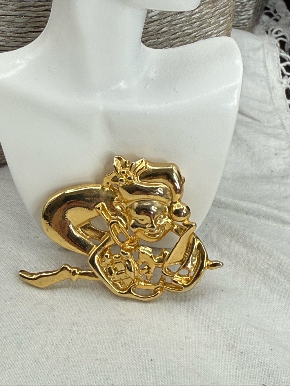 UNUSUAL Vintage ELF / PIXIE JESTER Gold Tone Holiday Brooch Pin